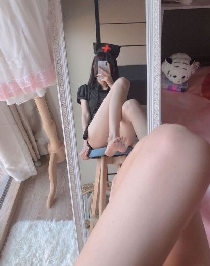 美女扒开胸露出奶头亲吻图片_720P/1080P高清国语